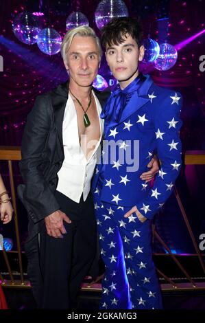 NUR FÜR REDAKTIONELLE VERWENDUNG Regisseur Jonathan Butterell (L) und Max Harwood nehmen an der Afterparty zur Weltpremiere von Amazon Prime Video's „Everybody's Talking About Jamie“ im Windmill Soho, London, Teil. Bilddatum: Montag, 13. September 2021. Stockfoto