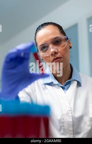 Biologin Forscherin Frau hält Blutstaubsauger Analyse während wissenschaftlichen Experimenten in Biochemie Krankenhaus Labor, Chemikerin Arzt Entwicklung Gesundheitsversorgung Behandlung gegen Krankheiten Stockfoto