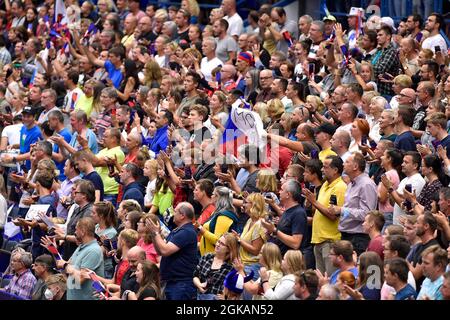 Ostrava, Tschechische Republik. September 2021. Fans der Tschechischen Republik feiern den Gewinn der Volleyball-Europameisterschaft der Männer Runde von 16 Spiel Tschechische Republik gegen Frankreich in Ostrava, Tschechische Republik, 13. September 2021. Kredit: Jaroslav Ozana/CTK Foto/Alamy Live Nachrichten Stockfoto