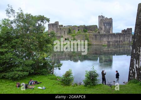 Angeln von Caerphilly Castle, South Wales, Großbritannien Stockfoto