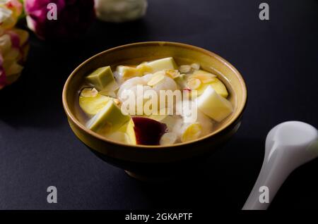 Khuc Bach-Tee ist ein Gericht, das Vietnamesen nicht fremd ist, das von Menschen in allen 3 Regionen geliebt und am häufigsten im Sommer gegessen wird. Stockfoto