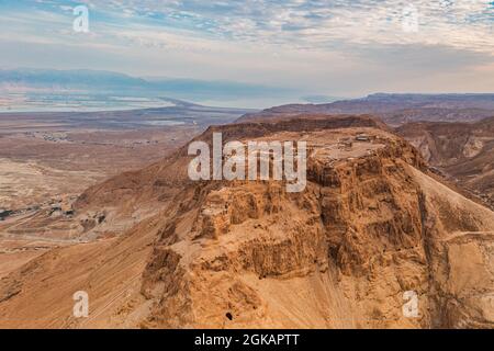 Luftaufnahme von Mesa mit der Massada-Festung auf der Oberseite, Israel Stockfoto