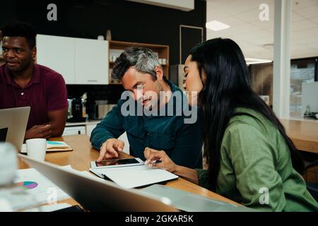 Vor der Präsentation vor den Kunden treffen sich verschiedene Geschäftsteams, um wichtige Projekte zu besprechen Stockfoto