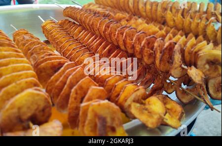 Runde gedrehte Kartoffeln mit Stick braten.knusprige Kartoffel Fry. Stockfoto