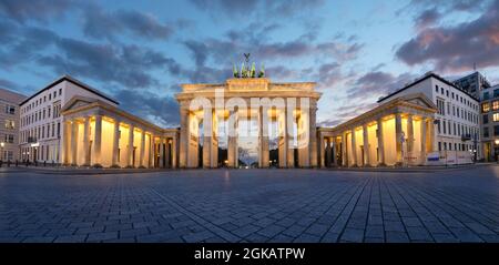 Brandenburger Tor oder Brandenburger Tor in Berlin in der Abenddämmerung - Weitwinkelpanorama Stockfoto