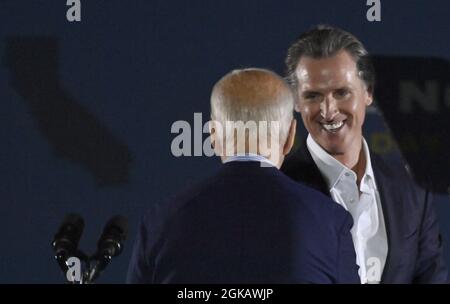 Long Beach, Usa. September 2021. Präsident Joe Biden wird von der Gov gedankt. Gavin Newsom (R) nach seiner Rede, in der er die Wähler dazu aufforderte, bei den Rückrufaktionen am Dienstag Nein zu stimmen, gab seine Feuerkraft, um gegen den möglichen Sturz des Gouverneurs zu kämpfen, und untermauerte die nationale Bedeutung des Niedergangs der Bemühungen am Long Beach City College in Long Beach, Kalifornien, am Montag, dem 13. September 2021. Foto von Jim Ruymen/UPI Credit: UPI/Alamy Live News Stockfoto