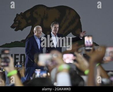 Long Beach, Usa. September 2021. Präsident Joe Biden kommt auf die Bühne für einen letzten Wahlkampfstopp am Vorabend der Gouverneur. Gavin Newsoms Rückrufaktion, bei der er seine Feuerkraft ausgab, um gegen den möglichen Sturz des Gouverneurs zu kämpfen, und die nationale Bedeutung des Niedergangs der Bemühungen am Long Beach City College in Long Beach, Kalifornien, am Montag, dem 13. September 2021, unterstreicht. Foto von Jim Ruymen/UPI Credit: UPI/Alamy Live News Stockfoto