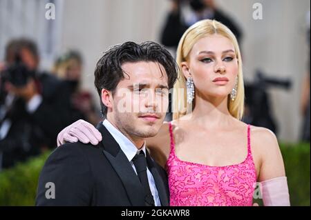 New York, USA. September 2021. Brooklyn Beckham und Nicola Peltz gehen auf dem roten Teppich bei der Gala des Metropolitan Museum of Art Costume Institute 2021 zur Eröffnung der Ausstellung mit dem Titel in America: A Lexicon of Fashion, die am 13. September 2021 im Metropolitan Museum of Art in New York, NY, stattfand. (Foto von Anthony Behar/Sipa USA) Quelle: SIPA USA/Alamy Live News Stockfoto