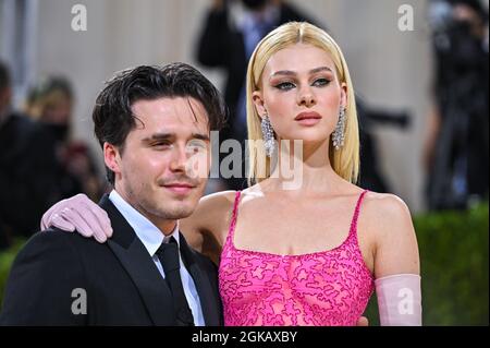 New York, USA. September 2021. Brooklyn Beckham und Nicola Peltz gehen auf dem roten Teppich bei der Gala des Metropolitan Museum of Art Costume Institute 2021 zur Eröffnung der Ausstellung mit dem Titel in America: A Lexicon of Fashion, die am 13. September 2021 im Metropolitan Museum of Art in New York, NY, stattfand. (Foto von Anthony Behar/Sipa USA) Quelle: SIPA USA/Alamy Live News Stockfoto