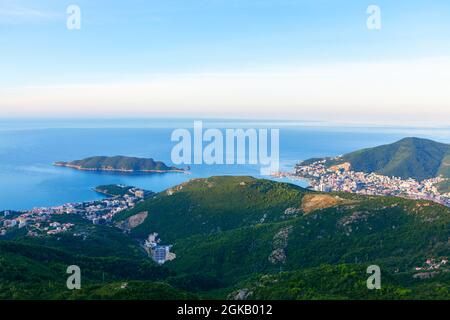 Panorama von Budva und der Insel Sveti Nikola in Montenegro. Luftaufnahme der Küstenstadt Stockfoto