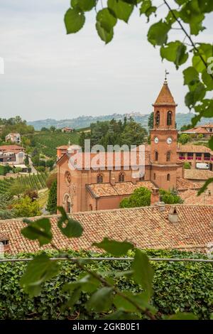 Blick auf die Serralunga d'Alba Kirche mit Weinbergen, Piemonte, Langhe Weingebiet und UNESCO-Weltkulturerbe, Italien, vertikal Stockfoto