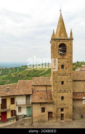 Alte Terrakotta-Schindeln auf den alten Hausdächern in Serralunga d'Alba, Piemonte, Langhe Weinviertel und UNESCO-Weltkulturerbe, Italien Stockfoto