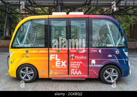 Adelaide, Südaustralien - 19. Oktober 2019: NavyEin fahrerloser EV-Shuttlebus lädt an einem Tag auf dem Victoria Square in Adelaide City Stockfoto