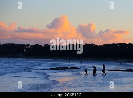 Am ersten Tag des Jahres 2021 geht die Sonne über der Irischen See am Ballywalter Beach in Co. Down, Nordirland, unter Stockfoto