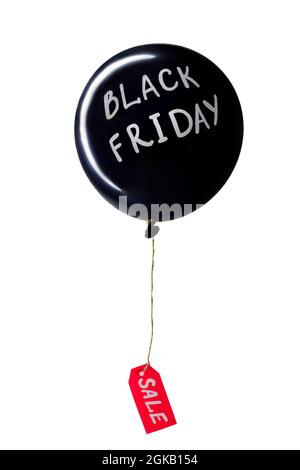 Schwarzer Heißluftballon mit weißem Black Friday Schriftzug und aufgehängtem rotem Sale Preisschild, isoliert auf weißem Hintergrund. Vertikal Stockfoto