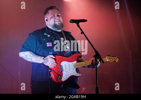 Rory Charles Graham alias Rag'n'Bone man tritt beim Cambridge Club Festival 2021 im Childerley Orchard am 10. September 2021 in Cambridge, England auf Stockfoto