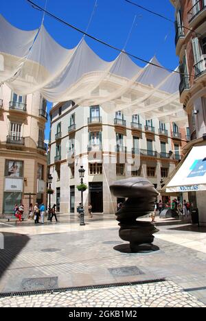 Moderne Skulptur entlang der Calle Marques de Larios Haupteinkaufsstraße im Stadtzentrum, Malaga, Provinz Malaga, Spanien. Stockfoto