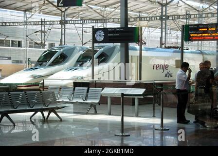 Die Hochgeschwindigkeitszüge AVE Zambrano Railway Station, Malaga, Provinz Malaga, Andalusien, Spanien, Westeuropa. Stockfoto