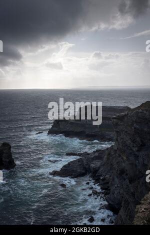 Ein Blick auf das Fort des Capucins, ein Vauban-Fort, das 1848 an einem stürmischen Tag in Roscanvel auf der Halbinsel Crozon, Finistère, Bretagne, Frankreich, erbaut wurde. Stockfoto