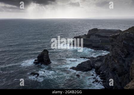 Ein Blick auf das Fort des Capucins, eine Festung aus Vauban, die 1848 an einem stürmischen Tag in Roscanvel auf der Halbinsel Crozon, Finistère, Bretagne, Frankreich, erbaut wurde. Stockfoto