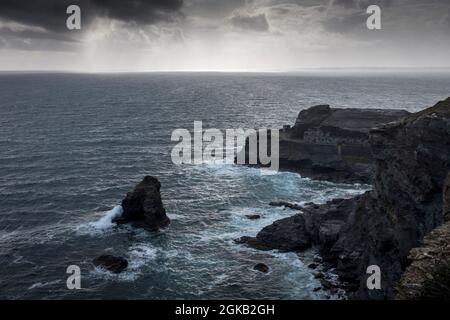 Das Fort des Capucins, eine Festung aus Vauban, die 1848 an einem stürmischen Tag auf einer felsigen Insel in Roscanvel auf der Halbinsel Crozon, Finistère, Bretagne, Frankreich, erbaut wurde. Stockfoto