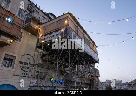 Eine traditionelle hölzerne Sukkah- oder Sukkah-Hütte auf Metallstapeln für den Einsatz während des einwöchigen jüdischen Festivals von Sukkot oder Sukkkot im religiösen Viertel Geula West Jerusalem Israel Stockfoto