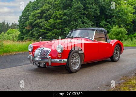 1960 60s Sixties Red MG A MGA 2DR Cabrio, 1588cc Benzin unterwegs KLMC bei der „Cars the Star Show“ in Holker Hall & Gardens, Grange-over-Sands, Vereinigtes Königreich Stockfoto