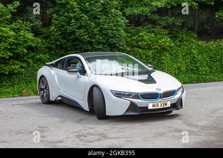 2014 weißer BMW i8 6-Gang-Automatik 1499 ccm Hybrid Electric unterwegs KLMC auf der ‘The Cars The Star Show“ in Holker Hall & Gardens, Grange-over-Sands, Großbritannien Stockfoto