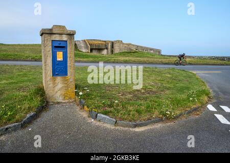 Briefkasten und deutsche Waffe des Zweiten Weltkriegs in Rocquaine Bay, Guernsey Stockfoto