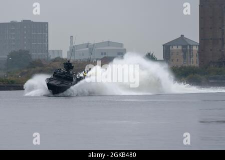 Excel London, Newham, London, Großbritannien. September 2021. Die Rüstungsmesse Defence & Security Equipment International (DSEI) wird am ersten Tag eröffnet. Das kürzlich an die schwedische Marine gelieferte Kampfboot-Sturmschiff Saab CB90 der nächsten Generation führte Demonstrationen im Victoria Dock durch Stockfoto