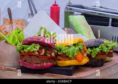 Frische, bunte vegane Burger mit Gemüse auf der Theke bei sommerlichen lokalen Speisen Stockfoto
