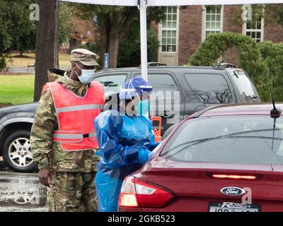 SPC der US-Armee. Daniel Quattlebaum, Firma B, 198. Expeditionary Signal Bataillon, South Carolina National Guard, leitet Patientenfahrzeuge durch eine mobile COVID-19 Teststelle in Hartsville, South Carolina, 1. März 2021. Die Soldaten der Nationalgarde von South Carolina unterstützen seit Anfang 2020 medizinisches Personal an Teststandorten wie dieser im ganzen Staat. Die Nationalgarde von South Carolina ist weiterhin bereit, die Bezirke, die staatlichen und lokalen Behörden sowie die Ersthelfer so lange wie nötig mit Ressourcen zur Unterstützung der COVID-19-Reaktionsbemühungen im Bundesstaat zu unterstützen. Stockfoto