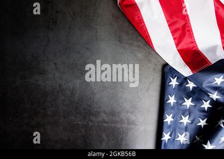 USA-Flagge, Amerika-Flagge auf schwarzem Hintergrund mit Kopierfläche Stockfoto