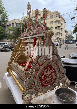 Anhänger von Imam Hussain halten in Verbindung mit dem 10. Muharram-ul-Haram eine Trauerprozession ab, die durch Mehfil e shah e Khurasan Karachi führt Stockfoto