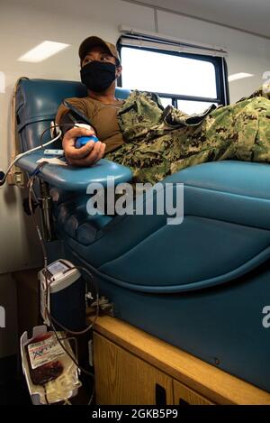 Hospital Corpsman Third Class Natassia Martinez, ein Seemann an Bord der Naval Health Clinic Cherry Point, spendet am Montag, den 1. März 2021, während einer Blutvergießen, die vom Armed Services Blood Program veranstaltet wird. Das vom Armed Services Blood Program an Bord der Marine Combat Aviation Station Cherry Point veranstaltete Programm sammelte über 28 Pints Blut. Stockfoto