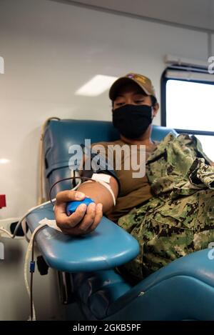 Hospital Corpsman Third Class Natassia Martinez, ein Seemann an Bord der Naval Health Clinic Cherry Point, spendet am Montag, den 1. März 2021, während einer Blutvergießen, die vom Armed Services Blood Program veranstaltet wird. Das vom Armed Services Blood Program an Bord der Marine Combat Aviation Station Cherry Point veranstaltete Programm sammelte über 28 Pints Blut. Stockfoto