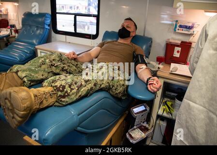 Navy-Leutnant Daniel Murrish, ein Seemann, der an Bord der Naval Health Clinic Cherry Point dient, spendet am Montag, den 1. März 2021, während einer Blutabnahme durch das Armed Services Blood Program. Das vom Armed Services Blood Program an Bord der Marine Combat Aviation Station Cherry Point veranstaltete Programm sammelte über 28 Pints Blut. Stockfoto