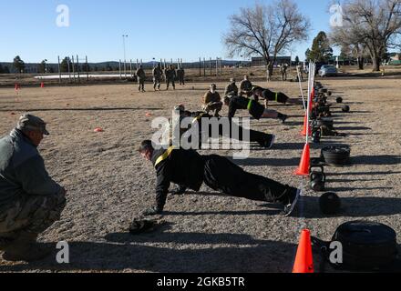 Die Teilnehmer der Nationalgarde der Arizona Army absolvieren so viele Liegestütze wie möglich innerhalb von zwei Minuten während des Fitness-Events der Arizona Best Warrior Competition 2021 im Camp Navajo, Bellemont, Arizona, am 2. März 2021. Die körperliche Fitness-Veranstaltung startete den ersten von vier Wettkampftagen, in denen Soldaten aus dem gesamten Bundesstaat Arizona um den Titel des besten Kriegers wetteifern, indem sie ihre Fähigkeiten in einer breiten Palette von Kriegeraufgaben unter Beweis stellen, von körperlicher Fitness, mehreren Waffen, taktischen Fähigkeiten und Kenntnissen, Wasserüberleben, Landnavigation, Stockfoto