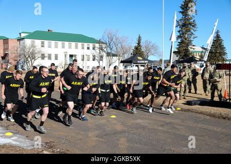 Die Teilnehmer der Nationalgarde der Arizona Army sprinten von der Startlinie ab, um am 2. März 2021 im Camp Navajo, Bellemont, Arizona, den zwei Meilen langen Laufabschnitt des Fitness-Events des Arizona Best Warrior Competition 2021 zu beginnen. Die körperliche Fitness-Veranstaltung startete den ersten von vier Wettkampftagen, in denen Soldaten aus dem gesamten Bundesstaat Arizona um den Titel des besten Kriegers wetteifern, indem sie ihre Fähigkeiten in einer breiten Palette von Kriegeraufgaben unter Beweis stellen, von körperlicher Fitness, mehreren Waffen, taktischen Fähigkeiten und Kenntnissen, Wasserüberleben, Landnavigation und o Stockfoto