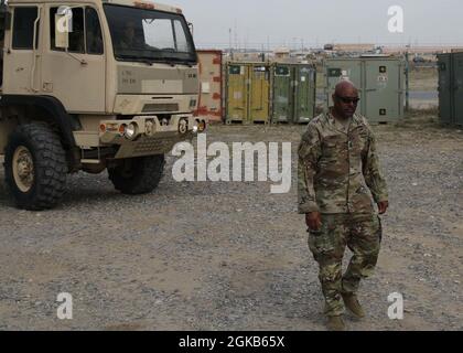 1. Sgt. Stephen E. Jones II, der oberste NCO der Headquarters and Headquarters Company, 310th Sustainment Command (Expeditionary), fungiert am 1. März 2021 als Bodenführer auf dem Motorhof des Unternehmens in Camp Arifjan, Kuwait. Jones war vor 30 Jahren als private First Class mit der 3rd Armored Division für den ersten Golfkrieg in Kuwait. Stockfoto