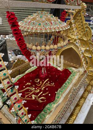 Anhänger von Imam Hussain halten in Verbindung mit dem 10. Muharram-ul-Haram eine Trauerprozession ab, die durch Mehfil e shah e Khurasan Karachi führt Stockfoto