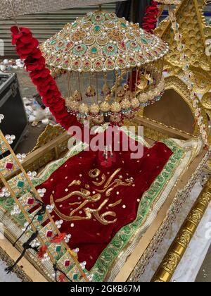 Anhänger von Imam Hussain halten in Verbindung mit dem 10. Muharram-ul-Haram eine Trauerprozession ab, die durch Mehfil e shah e Khurasan Karachi führt Stockfoto