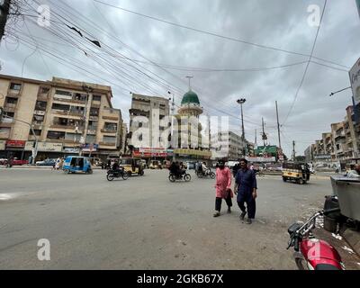 Verkehr, der durch die Iman-Moschee von Kanzul führt. Guru Mandir Karachi Stockfoto