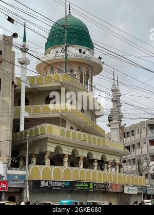 Verkehr, der durch die Iman-Moschee von Kanzul führt. Guru Mandir Karachi Stockfoto