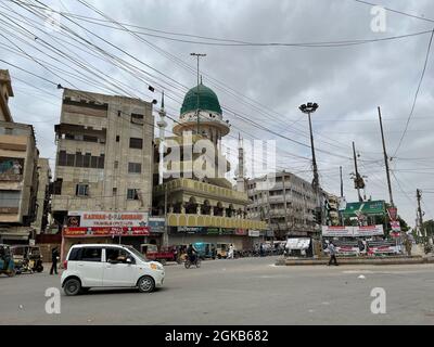 Verkehr, der durch die Iman-Moschee von Kanzul führt. Guru Mandir Karachi Stockfoto