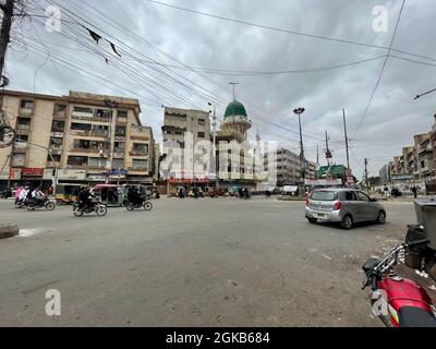 Verkehr, der durch die Iman-Moschee von Kanzul führt. Guru Mandir Karachi Stockfoto