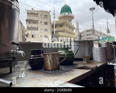 Verkehr, der durch die Iman-Moschee von Kanzul führt. Guru Mandir Karachi Stockfoto