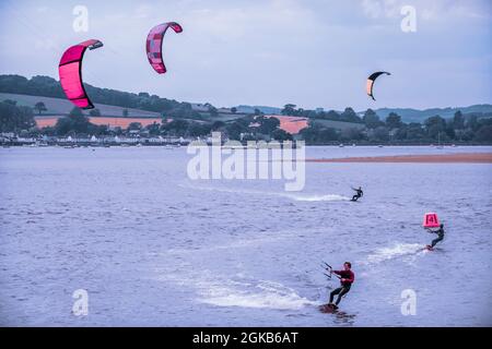 Kitesurfer an der Flussmündung. Stockfoto