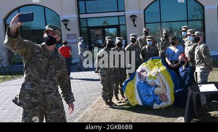 Brig. Gen Jason Bailey, 31. Kommandant des Kampfflügels, nimmt am 1. März 2021 ein Selfie mit dem Women’s History Committee vor dem Spirit Rock auf der Aviano Air Base, Italien, auf. Bailey unterzeichnete die Proklamation des „Women’s History Month“, um den diesjährigen „National Women’s History Month“ zu starten. Stockfoto