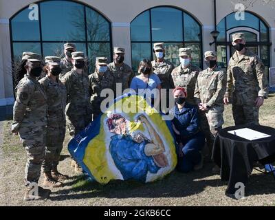 Brig. General Jason Bailey, Kommandant des 31. Kampfflügels, macht ein Gruppenfoto mit dem Women’s History Committee, bevor er am 1. März 2021 die Women's History Proklamation des Spirit Rock auf der Aviano Air Base, Italien, unterschrieb. Der National Women’s History Month wird im Laufe des Monats März beobachtet. Stockfoto
